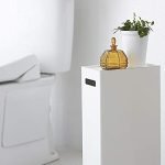 日本 TOWER 廁紙收納箱放着廁紙的內部俯視圖放在洗手間的場景圖，架上放着一盤小盆栽