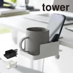 日本 TOWER 杯夾架裝在書枱旁邊，上面放隻杯與手提電話，圖的左下角顯示有黑色與白色款選項