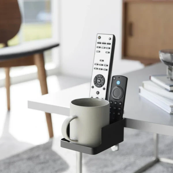 日本 TOWER 杯夾架黑色款裝在枱邊，上面放着兩個遙控及杯