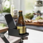 日本 TOWER 杯夾架黑色款裝在枱邊，上面放咗啤酒瓶與手提電話