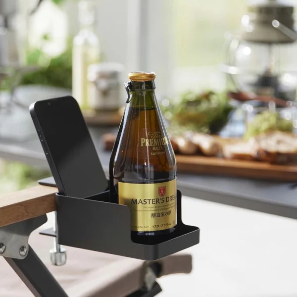 日本 TOWER 杯夾架黑色款裝在枱邊，上面放咗啤酒瓶與手提電話