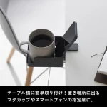 日本 TOWER 杯夾架黑色款裝在枱面，上面放着飲品及手提電話的俯視圖