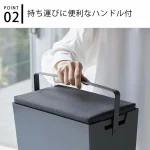 單手提起黑色款TOWER 熨斗收納箱的圖片