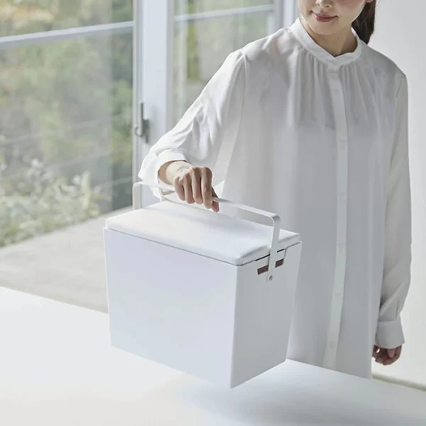 單手提起白色款TOWER 熨斗收納箱的圖片