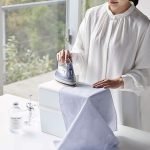 在白色款TOWER 熨斗收納箱上燙衣服的圖片