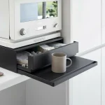 TOWER 廚房伸縮工作枱連抽屜黑色款,放在廚房裏,拉出抽屜和下邊伸展版、上面放了電器的場景圖