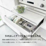 拉出TOWER 廚房伸縮工作枱連抽屜,可見裏面放植物件