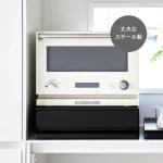 TOWER 廚房伸縮工作枱連抽屜 - 黑色款上面放着電器的正面圖