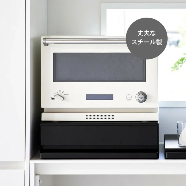 TOWER 廚房伸縮工作枱連抽屜 - 黑色款上面放着電器的正面圖