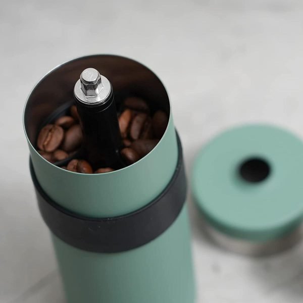 打開蓋子放在旁邊的日本製 CAPTAIN STAG 陶瓷刀手搖咖啡研磨器俯視圖，可看見罐內裝了咖啡豆