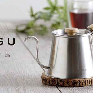 日本製 KOGU咖啡考具 不鏽鋼滴漏壺放在枱上的正面