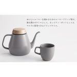 日本製 Ovject 搪瓷咖啡壺灰色款與一隻灰色杯，圖的右上角附有人文簡介