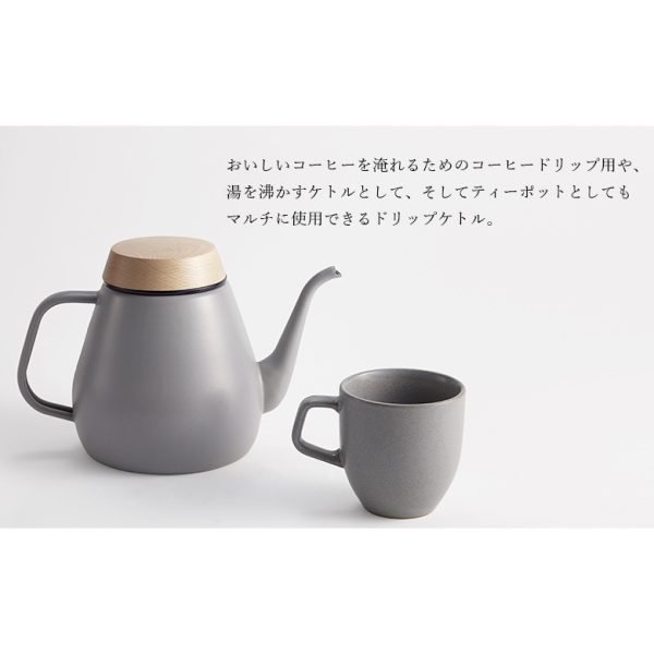 日本製 Ovject 搪瓷咖啡壺灰色款與一隻灰色杯，圖的右上角附有人文簡介