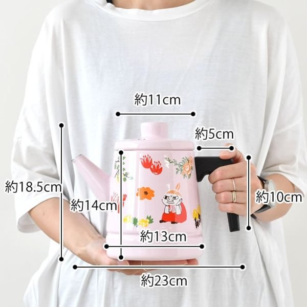 日本 富士琺瑯 娒明咖啡壺捧在手裏，附有尺寸詳情的圖片