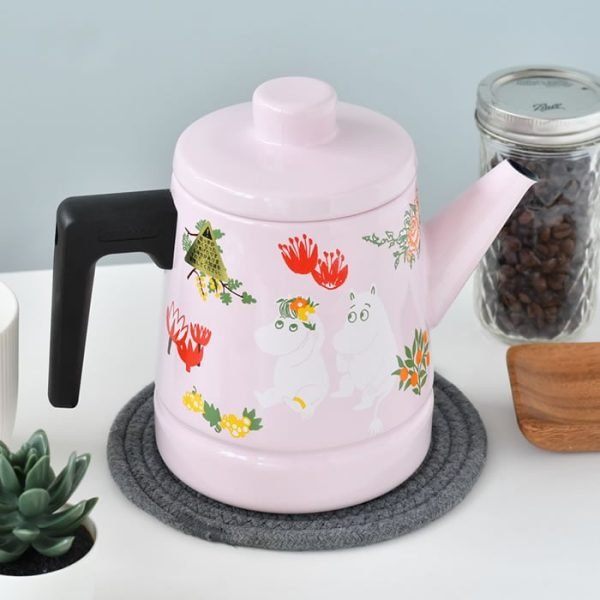 日本 富士琺瑯 娒明咖啡壺放在枱上