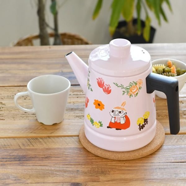 日本 富士琺瑯 娒明咖啡壼與一個杯一起放在木枱上