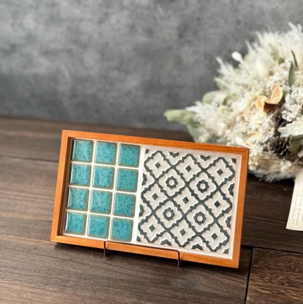 山茶花款的日本製SATOMIMI 咖啡托盤 放在木枱上，後面有一束白色的花