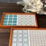 日本製SATOMIMI 咖啡托盤 其中鹿子與手鞠兩個款式放在木枱面的側面圖