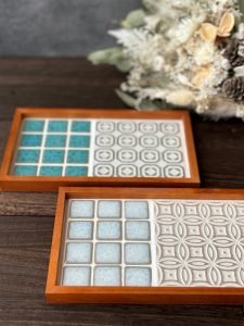 日本製SATOMIMI 咖啡托盤 其中鹿子與手鞠兩個款式放在木枱面的側面圖