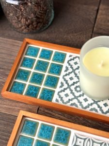 山茶花款的日本製SATOMIMI 咖啡托盤上面放着香薰蠟燭放在枱面的俯視圖