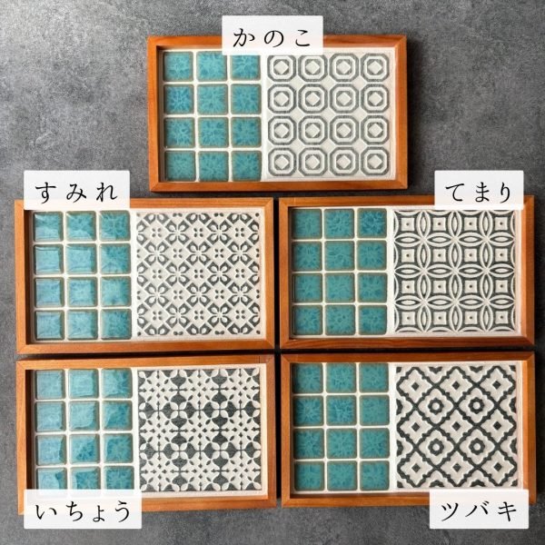 五款不同圖案設計的日本製SATOMIMI 咖啡托盤一起放在灰色枱墊上的正面圖，每款旁邊附有日文設計名稱