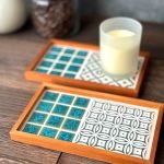 山茶花與手鞠款的日本製SATOMIMI 咖啡托盤放在枱上，其中山茶花款托盤上放着香薰蠟燭