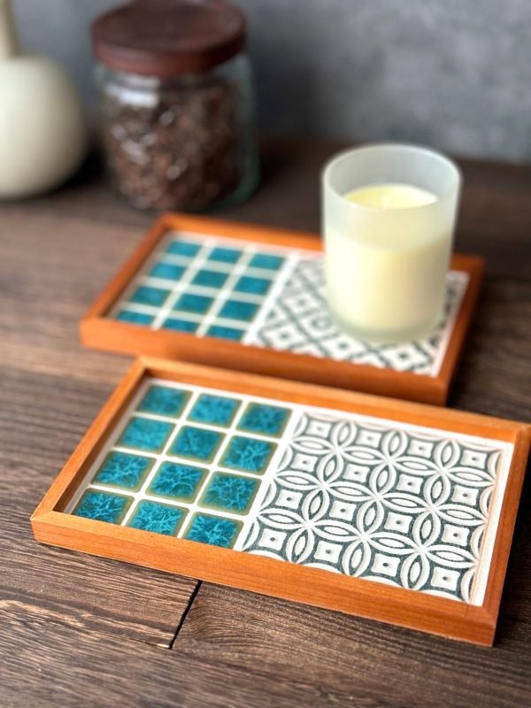 山茶花與手鞠款的日本製SATOMIMI 咖啡托盤放在枱上，其中山茶花款托盤上放着香薰蠟燭