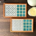 山茶花與手菊款的日本製SATOMIMI 咖啡托盤 放在木枱上的俯視圖，旁邊有香薰蠟燭等物件