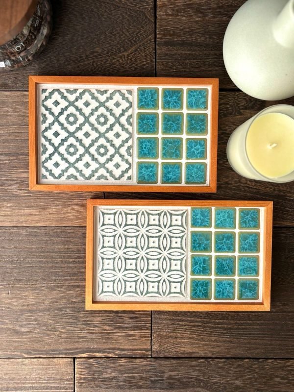 山茶花與手菊款的日本製SATOMIMI 咖啡托盤 放在木枱上的俯視圖，旁邊有香薰蠟燭等物件