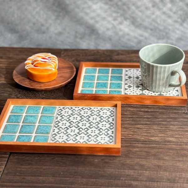 日本製SATOMIMI 咖啡托盤其中的 「堇 款 與銀杏款一起放在木枱上，銀杏款上放着一隻陶瓷杯子，枱上另有一碟甜品