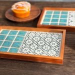 「堇」款日本製SATOMIMI 咖啡托盤 放在木枱上，旁邊有一碟甜品及另一款托盤