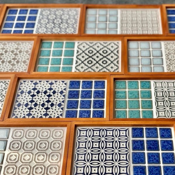 不同款式的日本製SATOMIMI 咖啡托盤放在一起的圖片