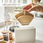 單手拿起TOSCA 咖啡濾紙收納盒的蓋子