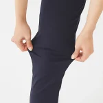 Gunze Tuche 彈性修身直腳褲 2025 SS款採用彈性布料製造，途中示範用兩隻手拉開褲的兩邊顯示充滿彈性