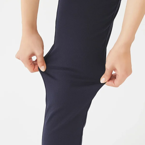 Gunze Tuche 彈性修身直腳褲 2025 SS款採用彈性布料製造，途中示範用兩隻手拉開褲的兩邊顯示充滿彈性