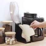 從打開蓋子的日本製 下村咖啡濾紙收納盒取出過濾紙 2