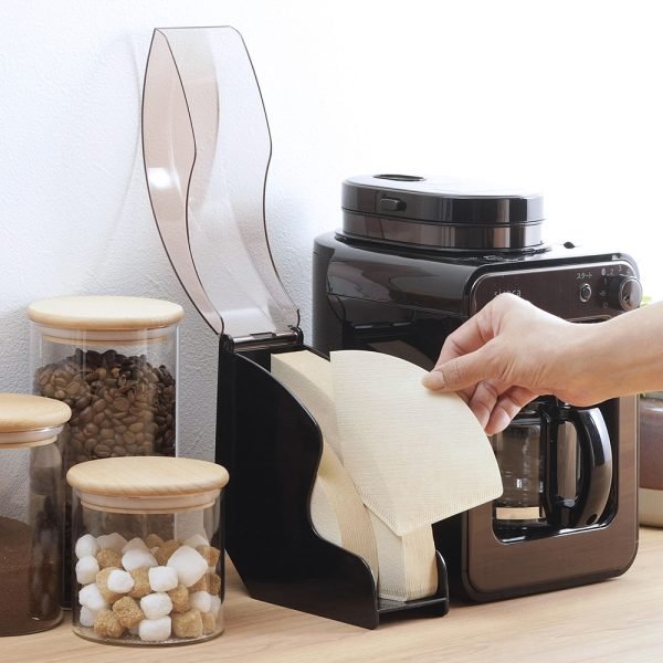 從打開蓋子的日本製 下村咖啡濾紙收納盒取出過濾紙 2