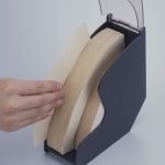 從打開蓋子的日本製 下村咖啡濾紙收納盒取出過濾紙