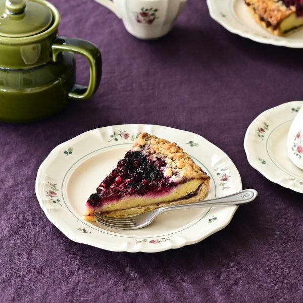 Studio M’ 2025 秋冬新系列 – Rosier 圓餐盤 16.5cm 上面裝着甜點和叉子放在枱上。