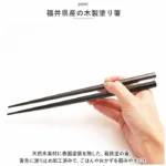 雙手拿着日本製 HAKOYA 便携餐具的筷子