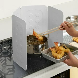 日本製BELCA 4截擋油板 白色款圍着正在炸天婦羅蝦的爐上的炸鍋