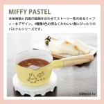 FUJIHORO MIFFY 琺瑯單柄小鍋 - 12cm 黃色款裝着湯，圖的頂部有日文寫着產品設計"以米菲為主題，故事情節與主體兩側和內側的圖案相呼應。這款粉彩系列共有四種顏色，明亮可愛，非常適合春天。"