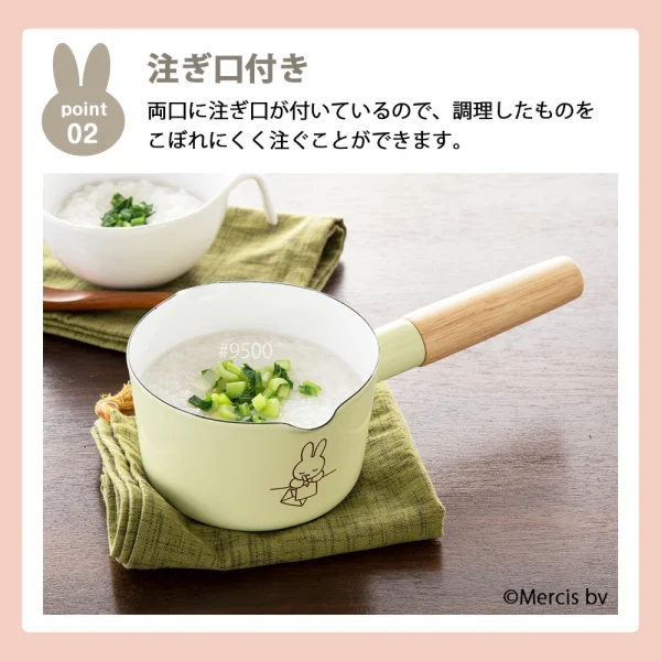 FUJIHORO MIFFY 琺瑯單柄小鍋 - 12cm 綠色款裝着食物，圖的頂部有日文寫着"注ぎ口付き 両口に注ぎ口が付いているので、調理したものをこぼれにくく注ぐことができます。"