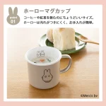 FUJIHORO MIFFY 粉彩系列琺瑯杯子灰啡色款裝着湯的圖片，圖的頂部有日文寫着"ホーローマグカップ コーヒーや紅茶を飲むのにちょうどいいサイズ。ホーローは汚れがつきにくく、お手入れが簡単。"