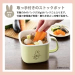FUJIHORO MIFFY 粉彩系列四方琺瑯罐 1.5L 綠色款裝着食物，附日文介紹產品是個附手把湯鍋，它可以容納一整包市售味噌（750克）。附帶的密封蓋可防止味噌變乾和氧化，從而幫助其保存更長時間。