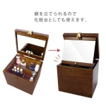 日本製茶谷産業木製化裝箱橫長方鏡款-圖的左邊圖片顯示盒子打開可看見裏面的化妝品，右邊的圖片顯示盒內的鏡子斜放在盒的頂部方便照鏡的合併圖。