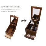 日本製 茶谷産業木製化裝箱直長方鏡款的白色背景俯視圖，圖片上有左右兩幅小圖，左邊是打開箱子裏面是空的，右邊是打開箱子裏面放了化妝品，圖片上有日文註釋。