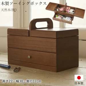 日本製茶谷産業木製縫紉盒放在木枱上，圖上方另外有一幅小圖展示全部打開盒的樣子，另外有材質、尺寸日文字和日本製造的標誌。