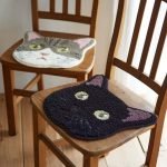 日本製 NEKOKAO 防塵蟎貓咪坐墊 - 兩個不同款式，各放在木椅上