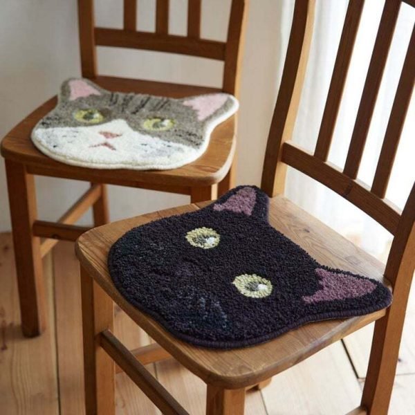 日本製 NEKOKAO 防塵蟎貓咪坐墊 - 兩個不同款式，各放在木椅上